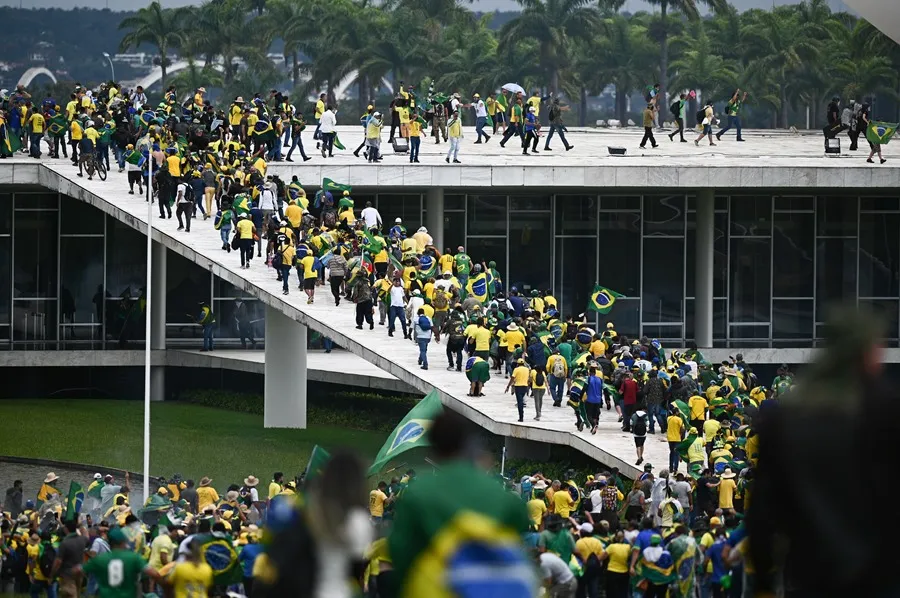 Bolsonaristas radicales invaden el Congreso Nacional, el Supremo Tribunal Federal y el Palacio del Planalto, sede de la Presidencia de la República en Brasilia (Brasil). EFE/ Andre Borges